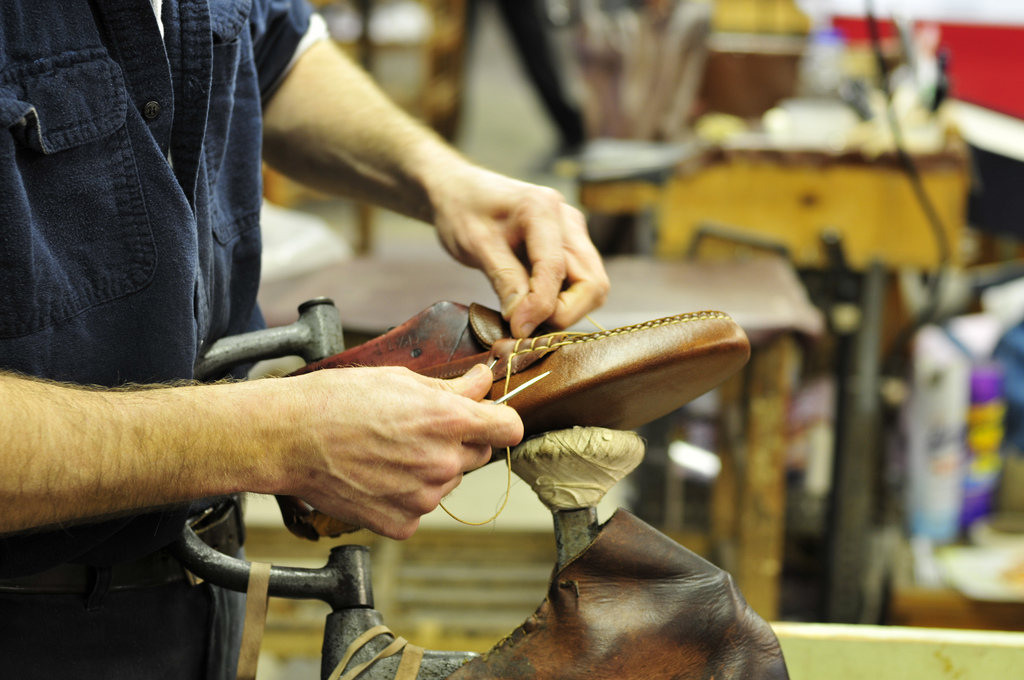 راهنمای کامل راه اندازی کارگاه تولیدی کیف و کفش – از تجهیزات و هزینه ها تا میزان حدودی درآمد